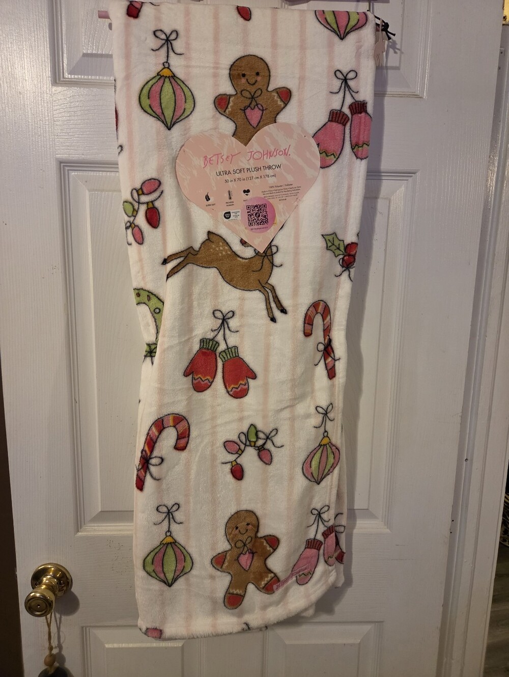 Betsey Johnson NWT Plush Throw - Ornaments & Animals